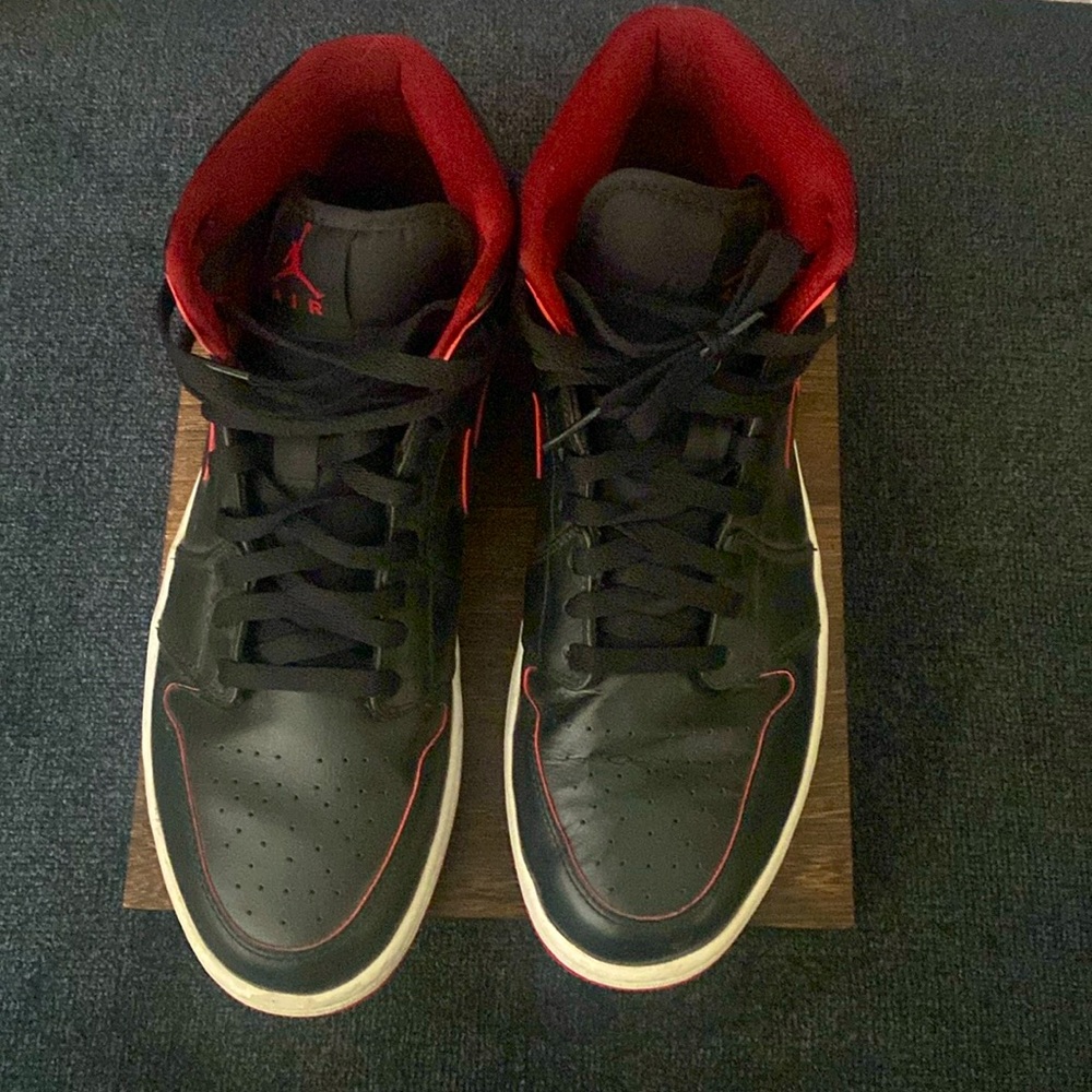 Jordan’s 1 Retro mid Black, Red, White. Size 11.5
